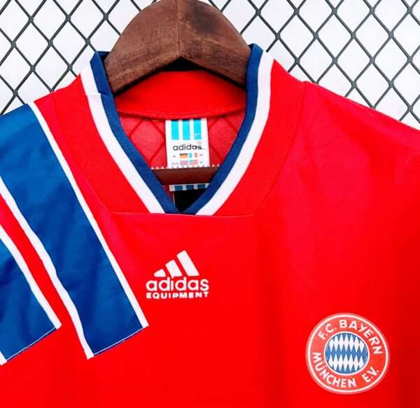 Présente les logos et col du maillot vintage Bayern Munich Domicile 1993/1995