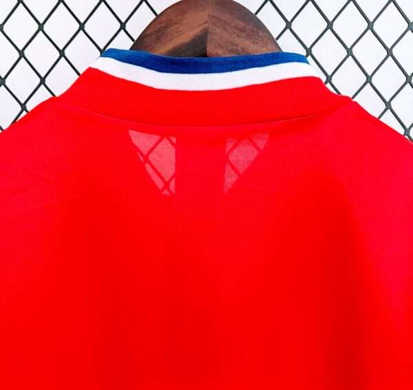 Présente le col du maillot vintage Bayern Munich Domicile 1993/1995