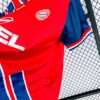 Zoom sur les logos et la manche du maillot vintage Bayern Munich Domicile 1993/1995