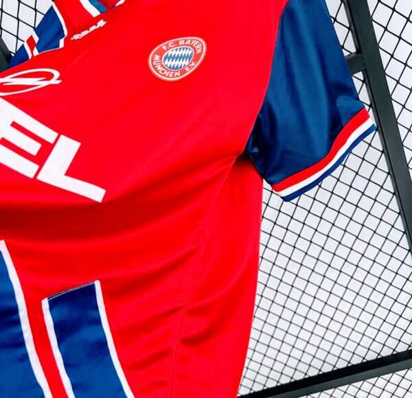 Zoom sur les logos et la manche du maillot vintage Bayern Munich Domicile 1993/1995