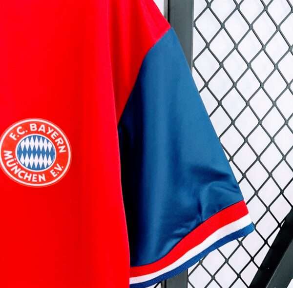 Zoom sur le logo et manche du maillot vintage Bayern Munich Domicile 1993/1995