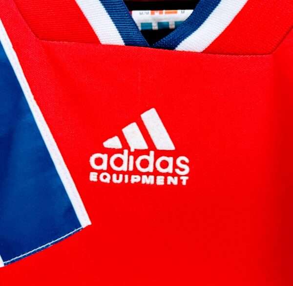 Zoom sur le logo du maillot vintage Bayern Munich Domicile 1993/1995