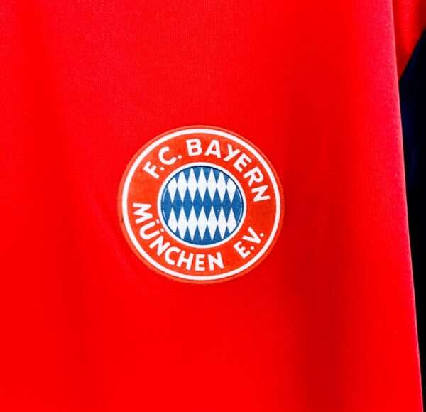 Zoom sur le logo du maillot vintage Bayern Munich Domicile 1993/1995