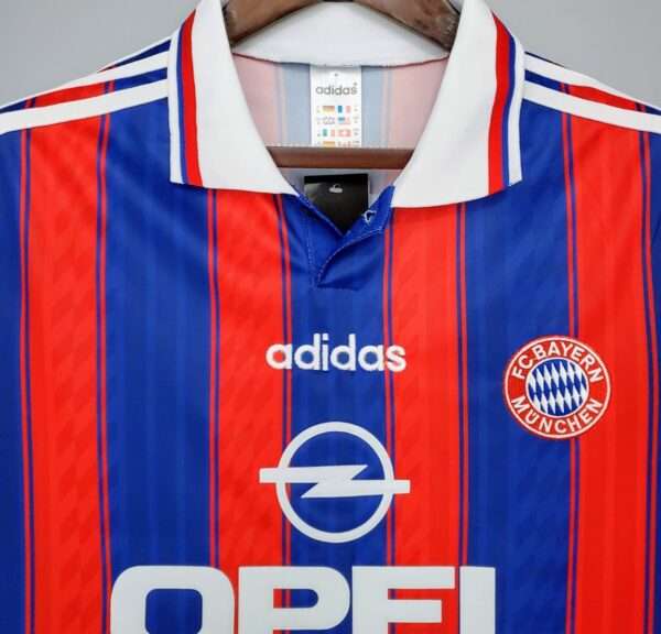 Zoom sur les logos et col du maillot vintage Bayern Munich Domicile 1995/1997