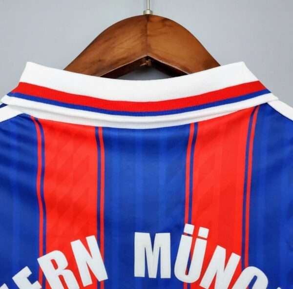 Présente le col du maillot vintage Bayern Munich Domicile 1995/1997