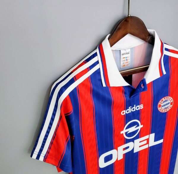 Présente la manche et col du maillot vintage Bayern Munich Domicile 1995/1997