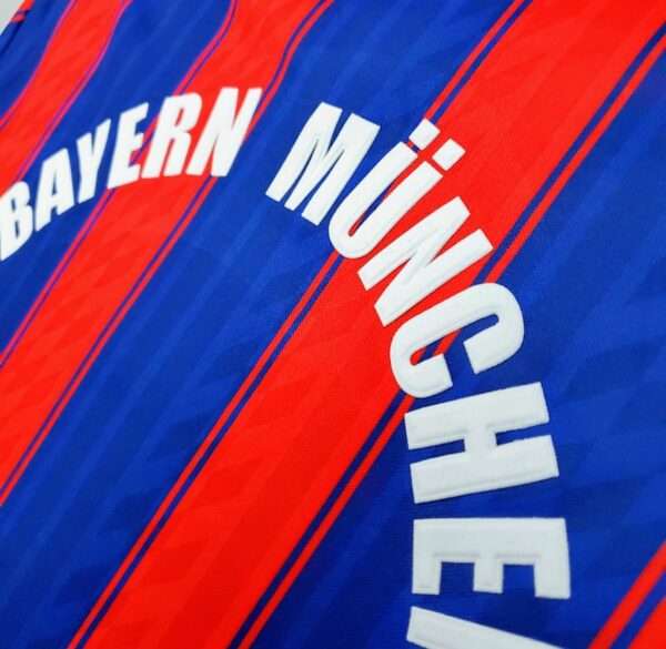 Zoom sur le flocage du maillot vintage Bayern Munich Domicile 1995/1997