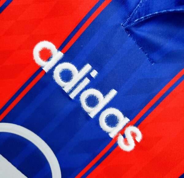 Zoom sur le logo du maillot vintage Bayern Munich Domicile 1995/1997