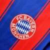 Zoom sur le logo du maillot vintage Bayern Munich Domicile 1995/1997