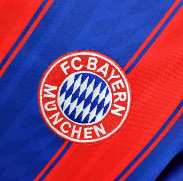 Zoom sur le logo du maillot vintage Bayern Munich Domicile 1995/1997