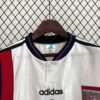 Présente le col et logos du maillot vintage Bayern Munich Extérieur 1996/1998
