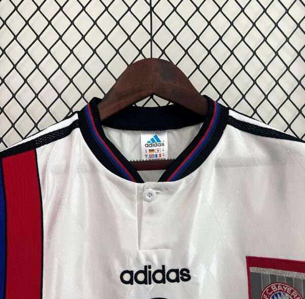Présente le col et logos du maillot vintage Bayern Munich Extérieur 1996/1998