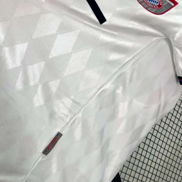 Zoom sur les coutures du maillot vintage Bayern Munich Extérieur 1996/1998