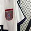Zoom sur le logo et manche du maillot vintage Bayern Munich Extérieur 1996/1998