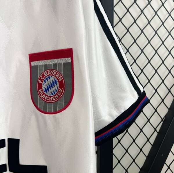 Zoom sur le logo et manche du maillot vintage Bayern Munich Extérieur 1996/1998