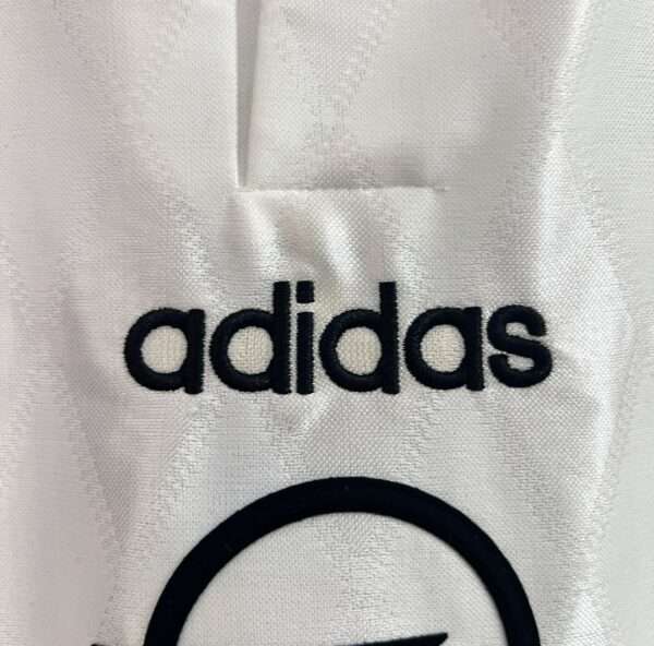 Zoom sur le logo du maillot vintage Bayern Munich Extérieur 1996/1998