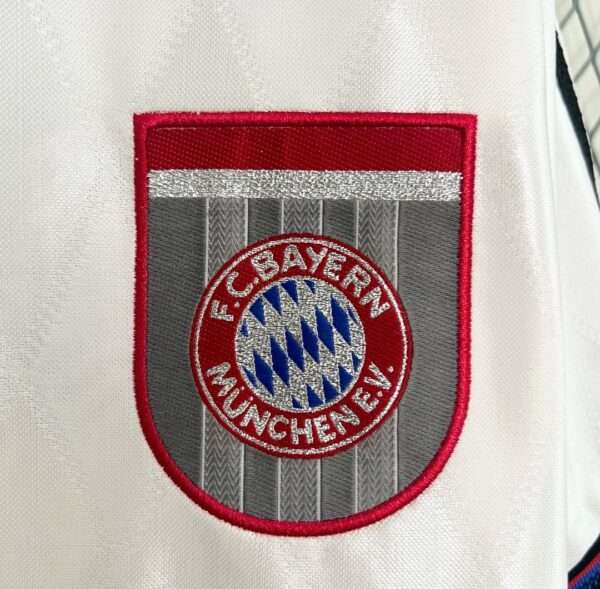 Zoom sur le logo du maillot vintage Bayern Munich Extérieur 1996/1998