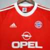 Zoom sur les logos et col du maillot vintage Bayern Munich Domicile "Europe" 2000/2002