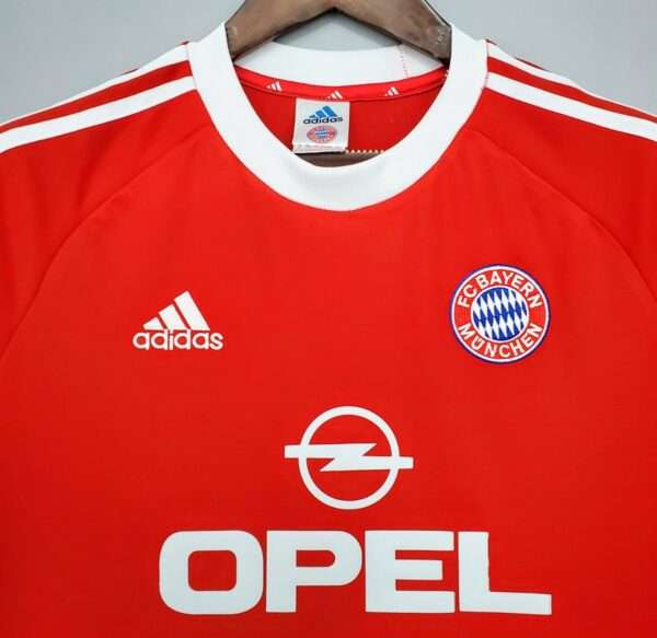Zoom sur les logos et col du maillot vintage Bayern Munich Domicile "Europe" 2000/2002
