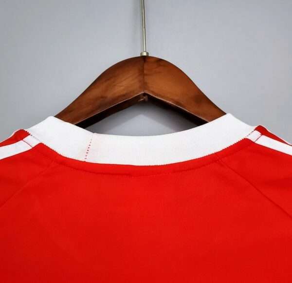 Présente le col du maillot vintage Bayern Munich Domicile "Europe" 2000/2002