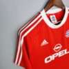 Présente la manche et col du maillot vintage Bayern Munich Domicile "Europe" 2000/2002