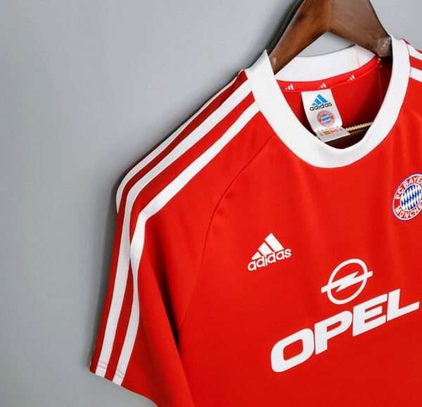 Présente la manche et col du maillot vintage Bayern Munich Domicile "Europe" 2000/2002