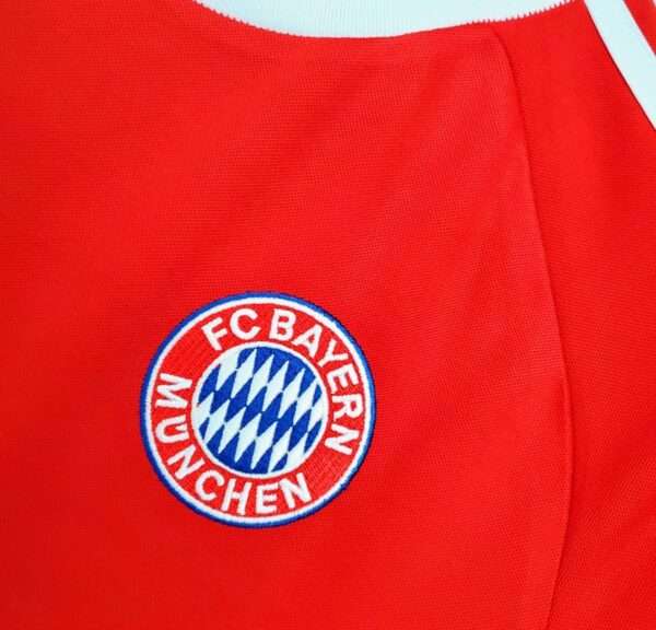 Zoom sur le logo du maillot vintage Bayern Munich Domicile "Europe" 2000/2002