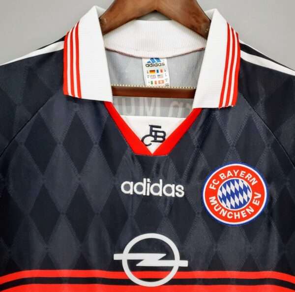 Présente les logos et col du maillot vintage Bayern Munich Domicile 1997/1999