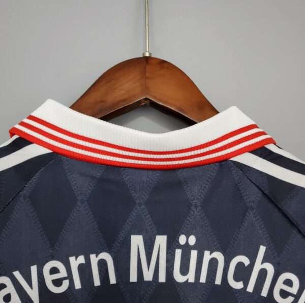 Présente le col du maillot vintage Bayern Munich Domicile 1997/1999