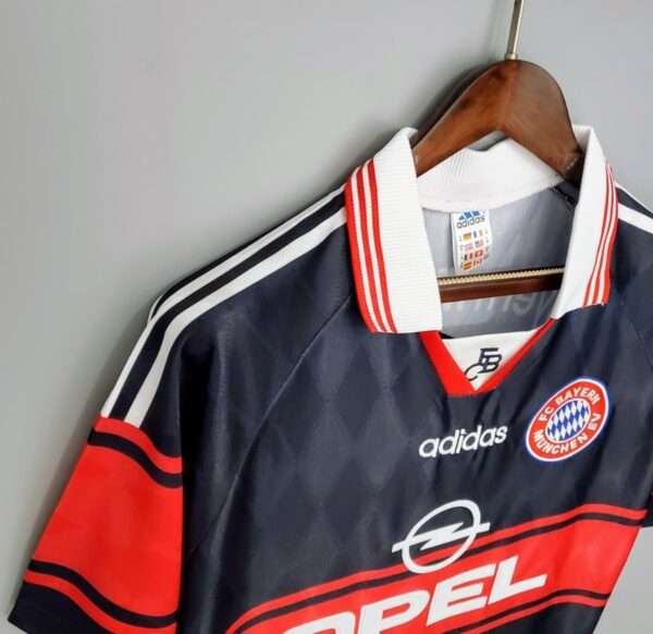Présente la manche et col du maillot vintage Bayern Munich Domicile 1997/1999