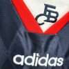 Zoom sur les logos du maillot vintage Bayern Munich Domicile 1997/1999