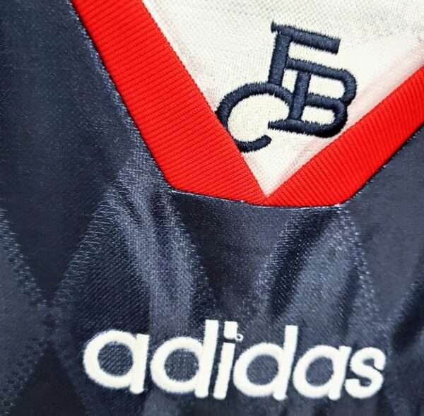 Zoom sur les logos du maillot vintage Bayern Munich Domicile 1997/1999