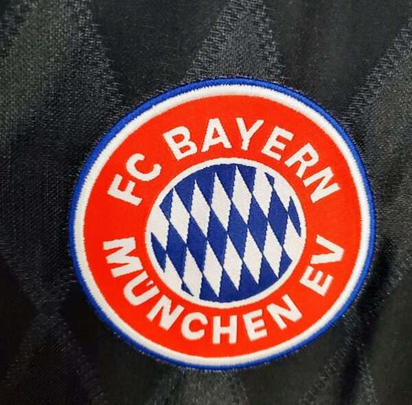 Zoom sur le logo du maillot vintage Bayern Munich Domicile 1997/1999