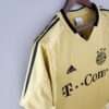 Présente la manche et col du maillot vintage Bayern Munich Extérieur 2004/2006