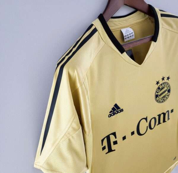 Présente la manche et col du maillot vintage Bayern Munich Extérieur 2004/2006