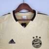 Zoom sur les logos et col du maillot vintage Bayern Munich Extérieur 2004/2006