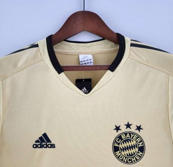 Zoom sur les logos et col du maillot vintage Bayern Munich Extérieur 2004/2006