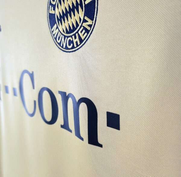 Zoom sur les logos du maillot vintage Bayern Munich Extérieur 2004/2006