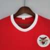 Zoom sur le logo et col du maillot vintage Benfica Domicile 1972/1973