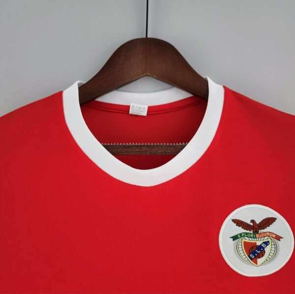 Zoom sur le logo et col du maillot vintage Benfica Domicile 1972/1973