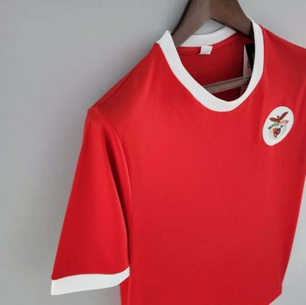Présente la manche et col du maillot vintage Benfica Domicile 1972/1973