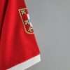 Zoom sur le logo et manche du maillot vintage Benfica Domicile 1972/1973