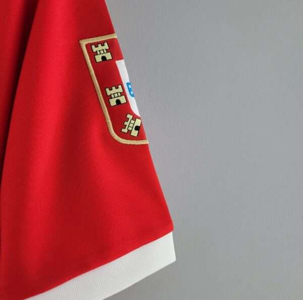 Zoom sur le logo et manche du maillot vintage Benfica Domicile 1972/1973