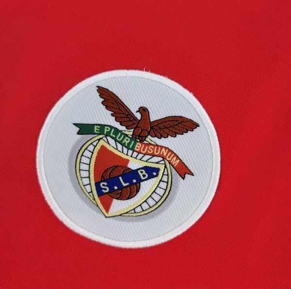 Zoom sur le logo du maillot vintage Benfica Domicile 1972/1973