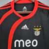 Zoom sur les logos et col du maillot vintage Benfica Extérieur 2009/2010