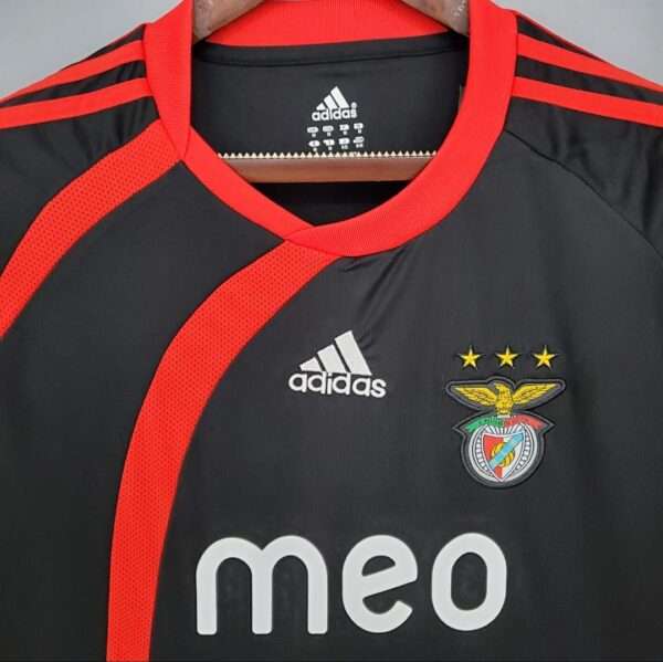 Zoom sur les logos et col du maillot vintage Benfica Extérieur 2009/2010