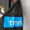 Zoom sur la manche et les logos du maillot vintage Benfica Extérieur 2009/2010