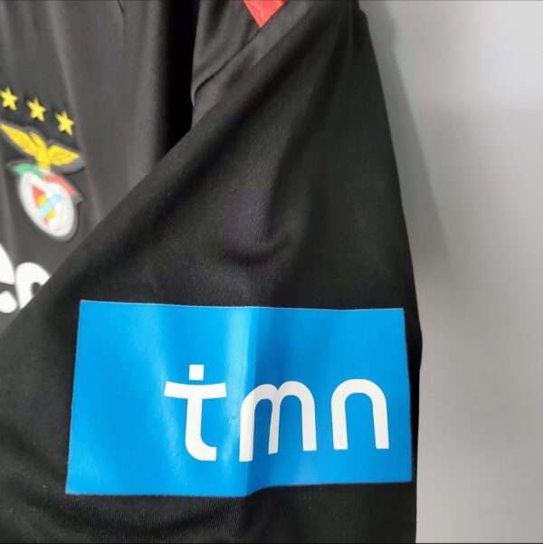 Zoom sur la manche et les logos du maillot vintage Benfica Extérieur 2009/2010