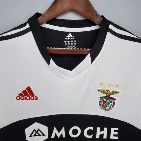 Vue sur le col et logos du maillot vintage Benfica Extérieur 2013/2014
