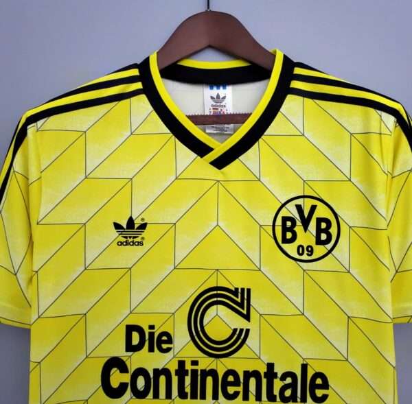 Zoom sur les logos et col du maillot vintage Borussia Dortmund Domicile 1988/1989